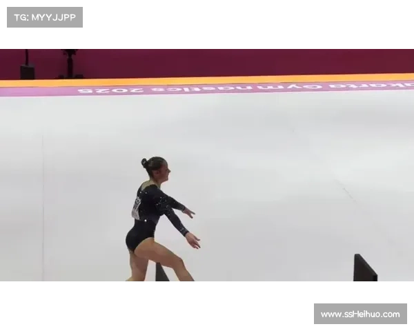 雅加达世锦赛单杠决赛现场观众热情，为选手精彩表现欢呼